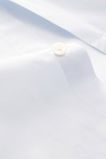Nahaufnahme des Finamore Business Hemd 'Eduardo Napoli' Haifisch-Kragen pastellblau von schräg oben mit Knopf, feinste Baumwolle, Slim Fit und klassischer Sportmanschette.