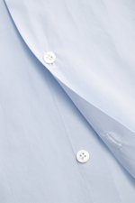 Close-up front view of Finamore Casual Shirt 'Edoardo Napoli' Shark Collar Light Blue in slim fit, soft pure cotton poplin with white buttons.

Description: <p>Stylish classic: The shirt 'Edoardo Napoli' by FINAMORE made of soft Giza cotton gives sophisti