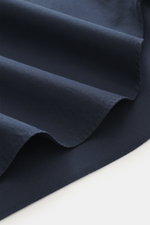 Finamore Casual Hemd 'Edoardo Napoli' Haifisch-Kragen navy, Detailaufnahme glatte, kühle Popeline-Baumwolle, Stofffalte aus schräger Perspektive.