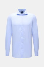 Finamore Casual Hemd 'Eduardo Napoli' Haifisch-Kragen hellblau, Slim Fit, mercerisierte Baumwolle, kühler Griff, französische Knopfleiste, Sportmanschette, gerundeter Saum, frontale Nahaufnahme.