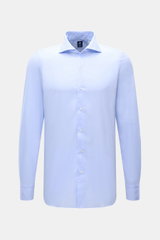 Finamore Casual Hemd 'Eduardo Napoli' Haifisch-Kragen hellblau, Slim Fit, mercerisierte Baumwolle, kühler Griff, französische Knopfleiste, Sportmanschette, gerundeter Saum, frontale Nahaufnahme.