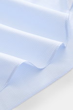 Finamore Business Hemd 'Eduardo Napoli' Haifisch-Kragen hellblau/weiß kariert, Detailaufnahme Stoffstruktur, feines Karomuster, weiche Baumwolle, Handarbeit.