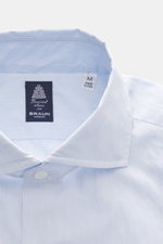 Close-up front view of Finamore Casual Shirt 'Edoardo Napoli' Shark Collar Light Blue/White Striped showing collar and label.

<p>The model 'Edoardo Napoli' by the traditional house FINAMORE impresses with its smooth, cool touch and is made from high-qual