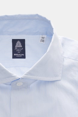 Close-up front view of Finamore Casual Shirt 'Edoardo Napoli' Shark Collar Light Blue/White Striped showing collar and label.

<p>The model 'Edoardo Napoli' by the traditional house FINAMORE impresses with its smooth, cool touch and is made from high-qual