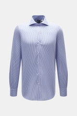 Finamore Casual Hemd 'Edoardo Napoli' Haifisch-Kragen dunkelblau/weiß gestreift, Slim Fit, Popeline aus reiner Baumwolle, glatter Griff, frontal fotografiert.