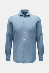 Finamore Oxford-Hemd 'Eduardo Gaeta' Haifisch-Kragen blau, Frontansicht, Oxford aus reiner Baumwolle, glatter Griff, Regular Fit, französische Knopfleiste, extralange Ärmel, klassische Sportmanschette, gerundeter Saumverlauf.