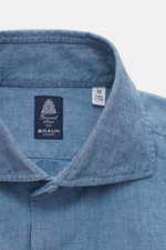 Nahaufnahme des Finamore Oxford-Hemds 'Eduardo Gaeta' Haifisch-Kragen blau von oben, Oxford aus reiner Baumwolle, glatter Griff, Regular Fit, Haifisch-Kragen, französische Knopfleiste, extralange Ärmel, klassische Sportmanschette, gerundeter Saumverlauf.