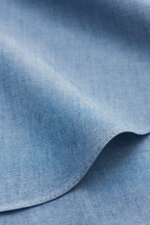 Finamore Oxford-Hemd 'Eduardo Gaeta' Haifisch-Kragen blau, Oxford aus reiner Baumwolle, glatter Griff, Regular Fit, Haifisch-Kragen, französische Knopfleiste, extralange Ärmel, klassische Sportmanschette, gerundeter Saum, Detailaufnahme Stoffstruktur, Nah