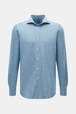 Front view of Finamore Denim shirt 'Eduardo Gaeta' Shark collar smoky blue, denim made of pure cotton, lightly textured feel, extra-long sleeves, regular fit, shark collar, French button placket with mother-of-pearl buttons, classic sport cuff, rounded he