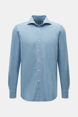 Front view of Finamore Denim shirt 'Eduardo Gaeta' Shark collar smoky blue, denim made of pure cotton, lightly textured feel, extra-long sleeves, regular fit, shark collar, French button placket with mother-of-pearl buttons, classic sport cuff, rounded he