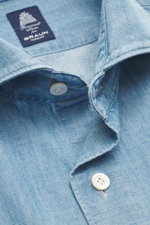Close-up front view of Finamore Denim shirt 'Eduardo Gaeta' Shark collar smoky blue, denim made of pure cotton with lightly textured feel, extra-long sleeves, regular fit, shark collar, French button placket with mother-of-pearl buttons, classic sport cuf