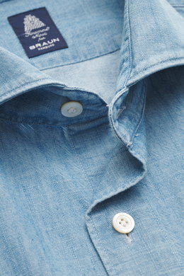 Close-up front view of Finamore Denim shirt 'Eduardo Gaeta' Shark collar smoky blue, denim made of pure cotton with lightly textured feel, extra-long sleeves, regular fit, shark collar, French button placket with mother-of-pearl buttons, classic sport cuf
