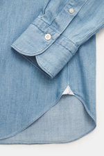Finamore Denim shirt 'Eduardo Gaeta' Shark collar smoky blue shown from a close-up side angle, denim made of pure cotton, lightly textured feel, extra-long sleeves, regular fit, shark collar, French button placket with mother-of-pearl buttons, classic spo