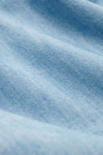 Close-up front view of the Finamore Denim shirt 'Eduardo Gaeta' Shark collar smoky blue showing denim made of pure cotton with a lightly textured feel, extra-long sleeves, regular fit, shark collar, French button placket with mother-of-pearl buttons, clas