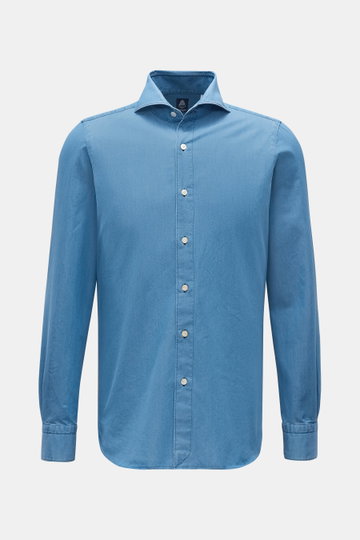 Front view of Finamore Chambray shirt 'Sergio Gaeta' shark collar blue, pure cotton chambray, very soft feel, slim fit, shark collar, French button placket with mother-of-pearl buttons, classic barrel cuffs, extra-long sleeves, contrasting buttonholes, ro