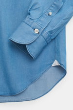 Finamore Chambray-Hemd 'Sergio Gaeta' Haifisch-Kragen blau, Detailansicht von Ärmel und Saum, reiner Baumwoll-Chambray, sehr weicher Griff, Slim Fit, französische Knopfleiste mit Perlmuttknöpfen, klassische Sportmanschette, extralange Ärmel, kontrastfarbi