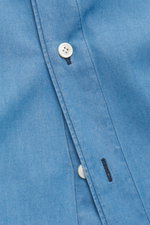 Finamore Chambray-Hemd 'Sergio Gaeta' Haifisch-Kragen blau, Detailaufnahme Knopfleiste mit Perlmuttknöpfen, reiner Baumwoll-Chambray, Slim Fit, weicher Griff, Haifisch-Kragen, klassische Manschette, extralange Ärmel, kontrastfarbige Knopflöcher, gerundete
