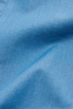 Nahaufnahme des blauen Finamore Chambray-Hemd 'Sergio Gaeta' Haifisch-Kragen Slim Fit, reiner Baumwoll-Chambray, sehr weicher Griff, französische Knopfleiste, Sportmanschette, extralange Ärmel, kontrastfarbige Knopflöcher, gerundeter Saum. Perspektive von