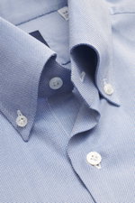 Finamore Casual Shirt 'Lucio Napoli' Button-Down Collar blue/white melange shown close-up from above, featuring pinpoint cotton and silk, very soft feel, extra long sleeves, regular fit, button-down collar, French placket with mother-of-pearl buttons, cla