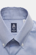 Finamore Casual Shirt 'Lucio Napoli' Button-Down Collar blue/white melange shown from a top front close-up, pinpoint made of cotton and silk, very soft feel, extra long sleeves, regular fit, button-down collar, French placket with mother-of-pearl buttons,