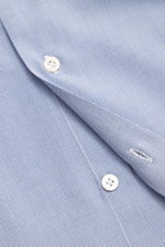 Finamore Casual Hemd 'Lucio Napoli' blau/weiß meliert, Nahaufnahme der französischen Knopfleiste mit Perlmuttknöpfen, Pinpoint aus Baumwolle und Seide, sehr weicher Griff, extralange Ärmel, Regular Fit, Button-Down-Kragen, klassische Sportmanschette, schm