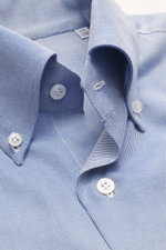 Close-up front view of Finamore Casual Shirt 'Lucio Napoli' Button-Down Collar blue/white melange, showing button-down collar, mother-of-pearl buttons, and fine blue and white stripes. Gabardine made of cotton and silk, very soft feel, with extra long sle
