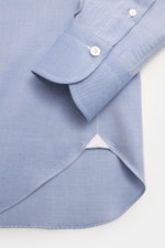 Close-up top-down view of the Finamore Casual Shirt 'Lucio Napoli' Button-Down Collar blue/white melange showcasing the buttoned sport cuff and rounded hemline, made of gabardine cotton and silk with a very soft feel, extra long sleeves, regular fit, Fren
