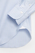 Finamore Oxford Shirt 'Lucio Napoli' Button-Down Collar Smoky Blue/White Striped shown from a close-up side angle, highlighting Oxford made of pure cotton, slightly textured quality, extra long sleeves, regular fit, button-down collar, French placket with