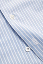 Finamore Oxford Shirt 'Lucio Napoli' Button-Down Collar Smoky Blue/White Striped shown close-up from front, Oxford pure cotton, slightly textured, extra long sleeves, regular fit, button-down collar, French placket with mother-of-pearl buttons, classic sp
