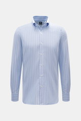 Frontale Nahaufnahme des Finamore Oxfordhemds 'Lucio Napoli' Button-Down-Kragen hellblau/weiß gestreift, Oxford reine Baumwolle, griffig, extralange Ärmel, Regular Fit, französische Knopfleiste mit Perlmuttknöpfen, klassische Sportmanschette, schmale Rück
