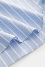 Nahaufnahme des hellblau/weiß gestreiften Finamore Oxfordhemd 'Lucio Napoli' Button-Down-Kragen aus reiner Baumwolle, Oxford mit leicht griffiger Qualität, fotografiert aus schräger Perspektive, zeigt extralange Ärmel, Regular Fit, französische Knopfleist