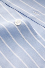 Finamore Oxfordhemd 'Lucio Napoli' Button-Down-Kragen hellblau/weiß gestreift Nahaufnahme der Knopfleiste mit Perlmuttknöpfen, Oxford reine Baumwolle, leicht griffig, extralange Ärmel, Regular Fit, klassische Sportmanschette, schmale Rückenpasse, gerundet