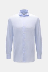 Front view of Giampaolo Casual-Hemd Haifisch-Kragen blau/pastellblau gestreift, a pure cotton slim fit shirt with soft feel, fine stripes, shark collar, French placket, classic sport cuffs, and rounded hem, perfect for office or casual wear.