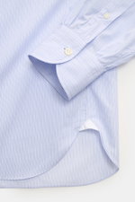 Close-up side view of Giampaolo Casual-Hemd Haifisch-Kragen blau/pastellblau gestreift showing soft pure cotton fabric, fine stripes, slim fit cuff, French placket, classic sports cuff, and rounded hem.

Description: <p>Ein echter Allrounder vom Hemdene
