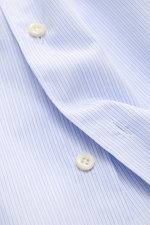 Close-up front view of Giampaolo Casual-Hemd Haifisch-Kragen blau/pastellblau gestreift with fine blue stripes, white buttons, and soft cotton fabric.

Description: <p>Ein echter Allrounder vom Hemdenexperten GIAMPAOLO: Mit diesem Hemd aus reiner Baumwo