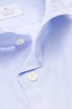 Giampaolo Casual-Hemd Haifisch-Kragen blau/pastellblau gestreift shown in close-up from above, highlighting pure cotton, slim fit, soft touch, fine stripes, shark collar, French placket, classic sport cuff, and rounded hem.