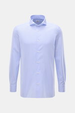 Front view of Giampaolo Casual Hemd Haifisch-Kragen hellblau, a slim fit light blue cotton shirt with shark collar, French placket, sport cuffs, and slightly rounded hem.

Additional description:  
<p>Ein echter Allrounder vom Hemdenexperten GIAMPAOLO: Mi