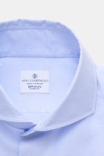 Giampaolo Casual Hemd Haifisch-Kragen hellblau shown from above, highlighting pure cotton, slim fit, shark collar, and soft texture.