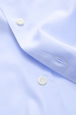 Close-up front view of Giampaolo Casual Hemd Haifisch-Kragen hellblau showing soft light blue cotton fabric, buttons, and buttonholes.

Description: <p>Ein echter Allrounder vom Hemdenexperten GIAMPAOLO: Mit diesem Hemd aus reiner Baumwolle mit Haifisch-K