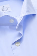 Close-up front-angle view of the Giampaolo Casual Hemd Haifisch-Kragen hellblau, showing soft light blue cotton fabric, shark collar, white buttons, and fine stitching, made from pure cotton with a soft feel, slim fit, French placket, classic sport cuffs,