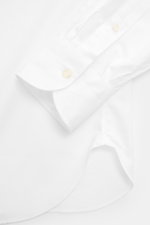 Close-up of the cuff and sleeve of the Giampaolo Casual Hemd Haifisch-Kragen weiß, shown from a top-down perspective, featuring pure cotton, soft touch, slim fit, shark collar, French placket, classic sport cuff, and slightly rounded hem.