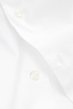 Close-up front view of Giampaolo Casual Hemd Haifisch-Kragen weiß, showing pure cotton fabric, soft touch, slim fit, shark collar, French placket, classic sport cuff, and slightly rounded hem.

Additional description:
<p>Ein echter Allrounder vom Hemdenex