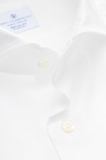 Close-up front view of Giampaolo Casual Hemd Haifisch-Kragen weiß showing pure cotton fabric, soft touch, slim fit, shark collar, French placket, classic sport cuff, and slightly rounded hem.