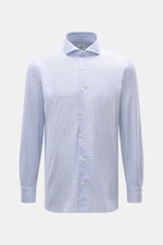 Front view of Giampaolo Casual-Hemd Haifisch-Kragen blau/weiß kariert, a slim fit shirt in pure cotton with soft touch, timeless check pattern, shark collar, French placket, classic sport cuffs, and rounded hem. <p>Ein echter Allrounder vom Hemdenexperten