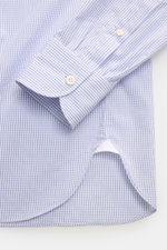 Giampaolo Casual-Hemd Haifisch-Kragen dunkelblau/weiß kariert shown from top side view, highlighting cuff, rounded hem, and fine check pattern.  
<p>Ein echter Allrounder vom Hemdenexperten GIAMPAOLO: Mit diesem Hemd aus reiner Baumwolle und feinem Karom