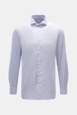 Front view of the Giampaolo Casual-Hemd Haifisch-Kragen blau/weiß gestreift, a slim fit shirt with fine stripes, shark collar, and French placket, made of pure cotton with a soft feel, classic sport cuffs, and rounded hem. Ein echter Allrounder vom Hemden