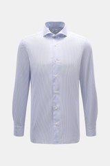 Front view of the Giampaolo Casual-Hemd Haifisch-Kragen blau/weiß gestreift, a slim fit shirt with fine stripes, shark collar, and French placket, made of pure cotton with a soft feel, classic sport cuffs, and rounded hem. Ein echter Allrounder vom Hemden