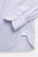 Close-up front-side view of Giampaolo Casual-Hemd Haifisch-Kragen blau/weiß gestreift showing soft cotton fabric, fine blue and white stripes, slim fit, shark collar, French placket, classic sport cuff, and rounded hem.

<p>Ein echter Allrounder vom Hem