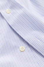 Close-up view of Giampaolo Casual-Hemd Haifisch-Kragen blau/weiß gestreift showing fine blue and white stripes, button, and fabric texture.

Description: <p>Ein echter Allrounder vom Hemdenexperten GIAMPAOLO: Mit diesem Hemd aus reiner Baumwolle und fei