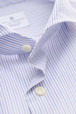 Close-up front view of Giampaolo Casual-Hemd Haifisch-Kragen blau/weiß gestreift with fine blue stripes, shark collar, white buttons, and soft pure cotton fabric. <p>Ein echter Allrounder vom Hemdenexperten GIAMPAOLO: Mit diesem Hemd aus reiner Baumwolle 